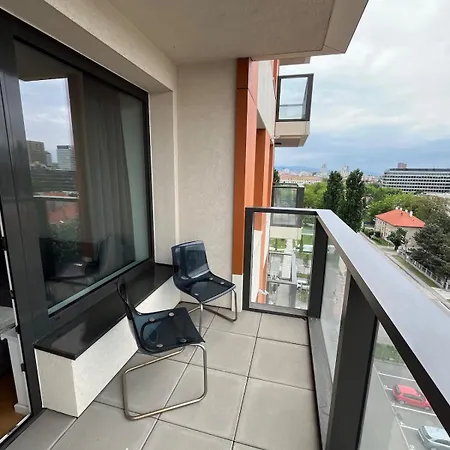 Апартаменти Klingerka 007 2 Separate Bedrooms Parking Included *