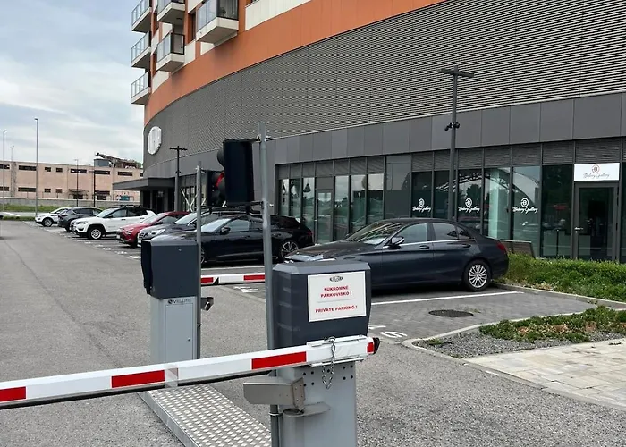 Klingerka 007 2 Separate Bedrooms Parking Included شقة