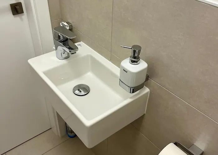 Klingerka 007 2 Separate Bedrooms Parking Included *